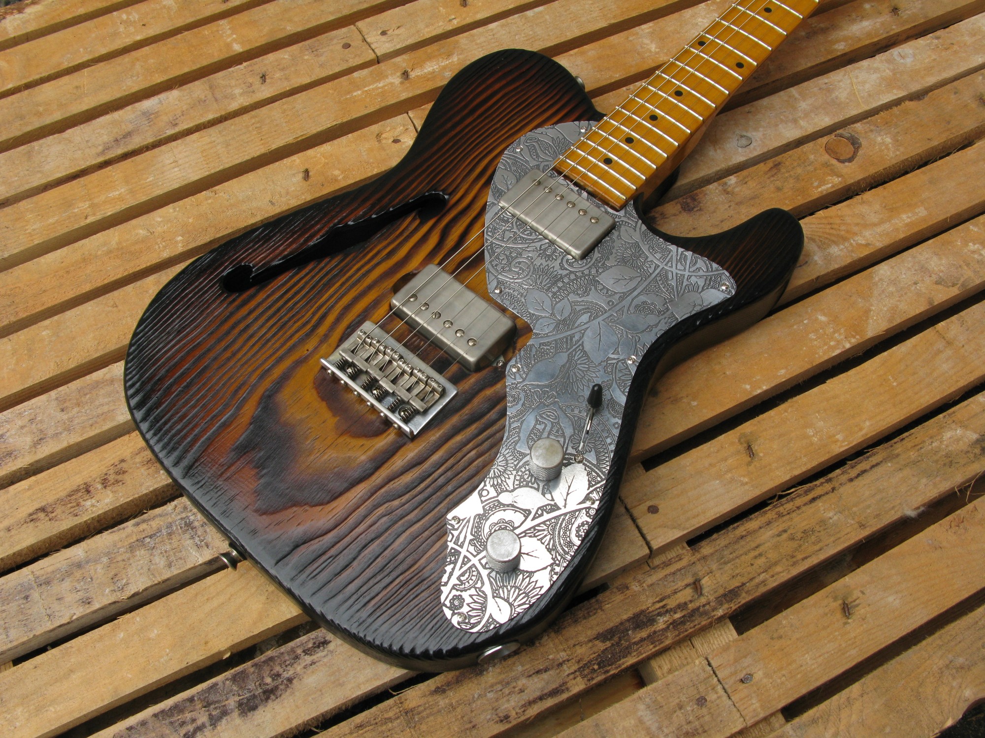Body di una chitarra Telecaster Thinline in pino roasted con due PAF