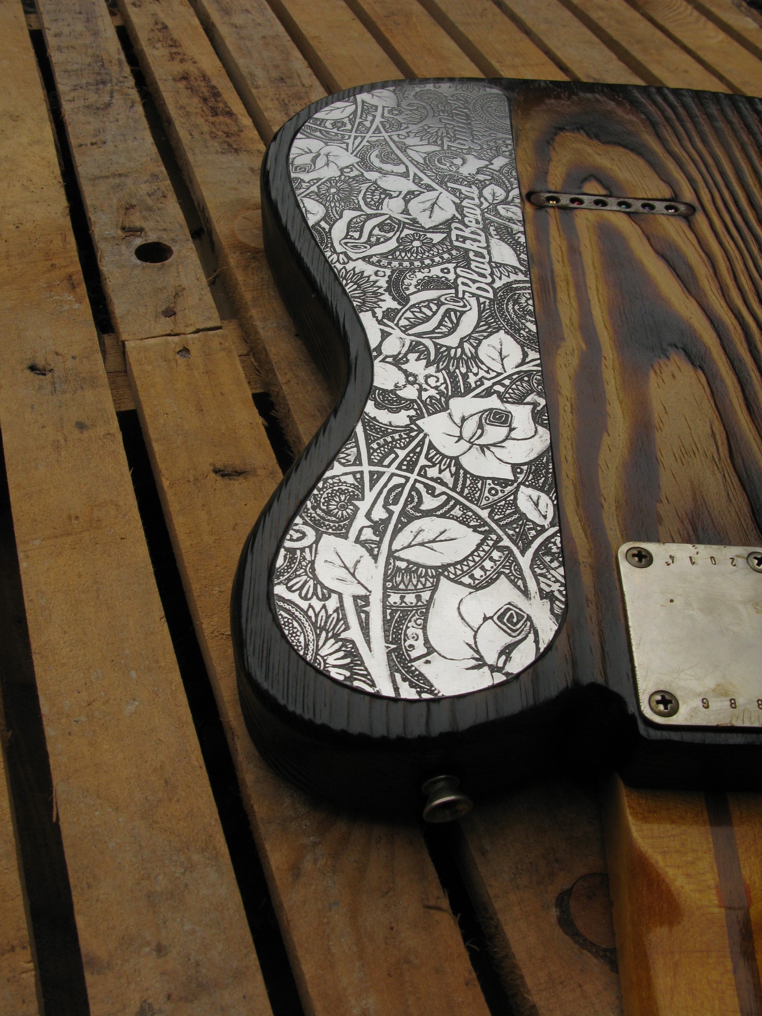 Coperchio inciso sul retro del body di una chitarra Telecaster Thinline in pino roasted