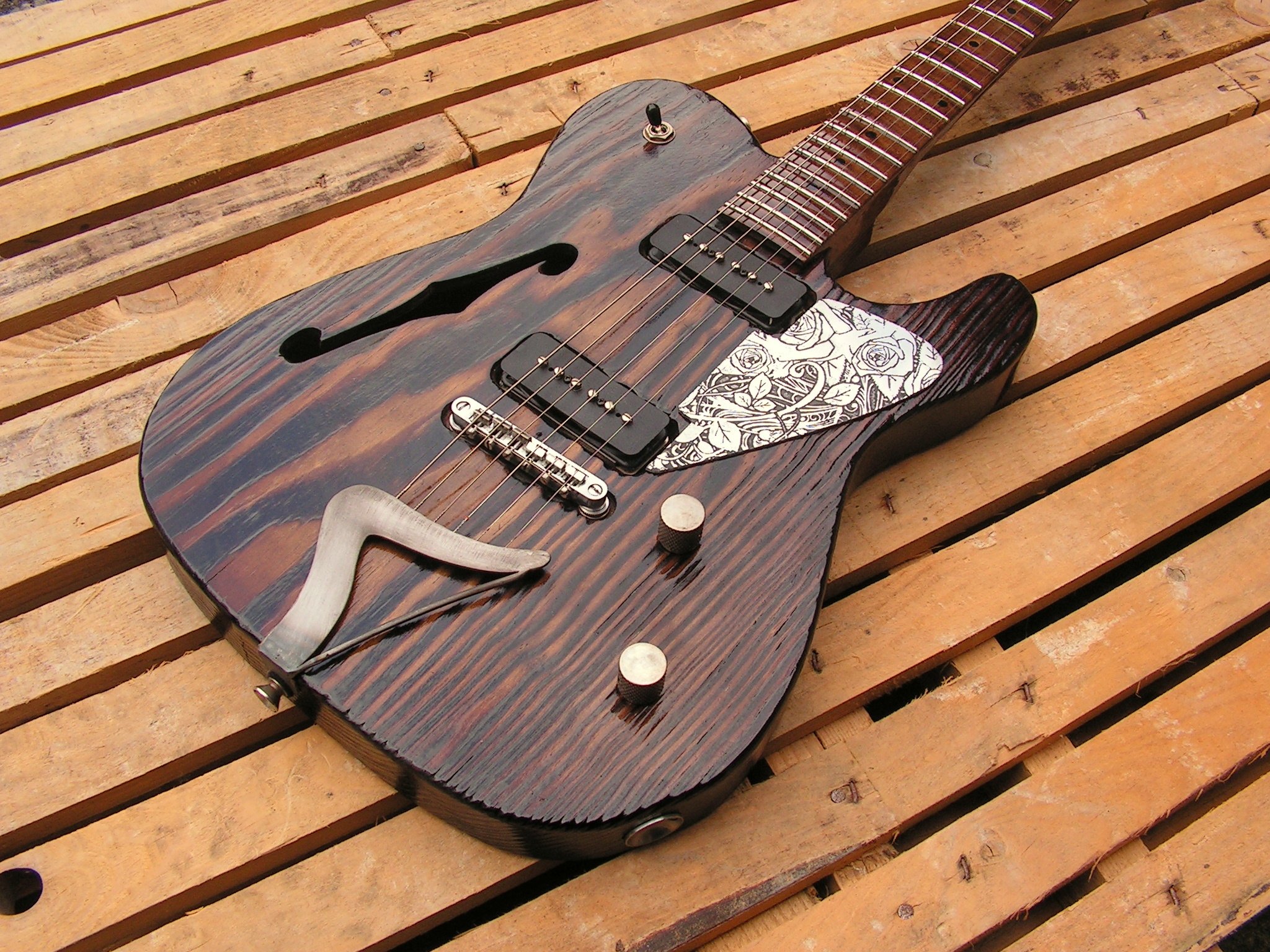 Body di una chitarra Telecaster Thinline in pino roasted