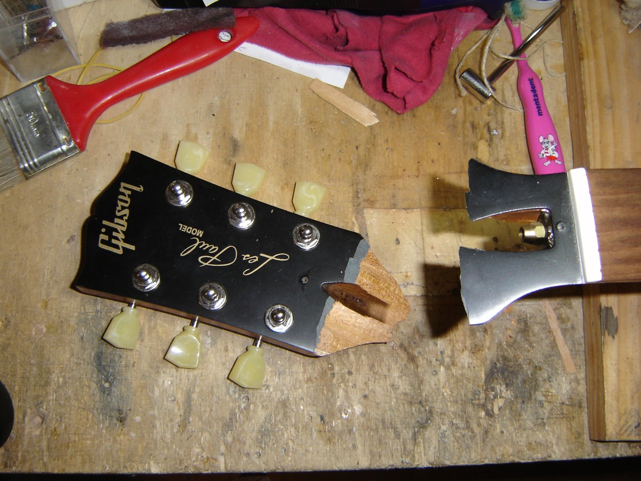 Riparazione chitarre e bassi: ìpaletta rotta di una Les Paul