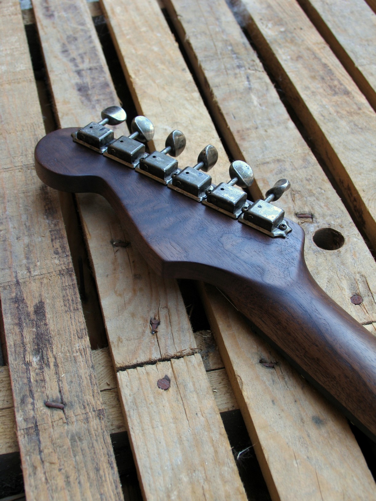Retro della paletta di una chitarra Stratocaster in pioppo