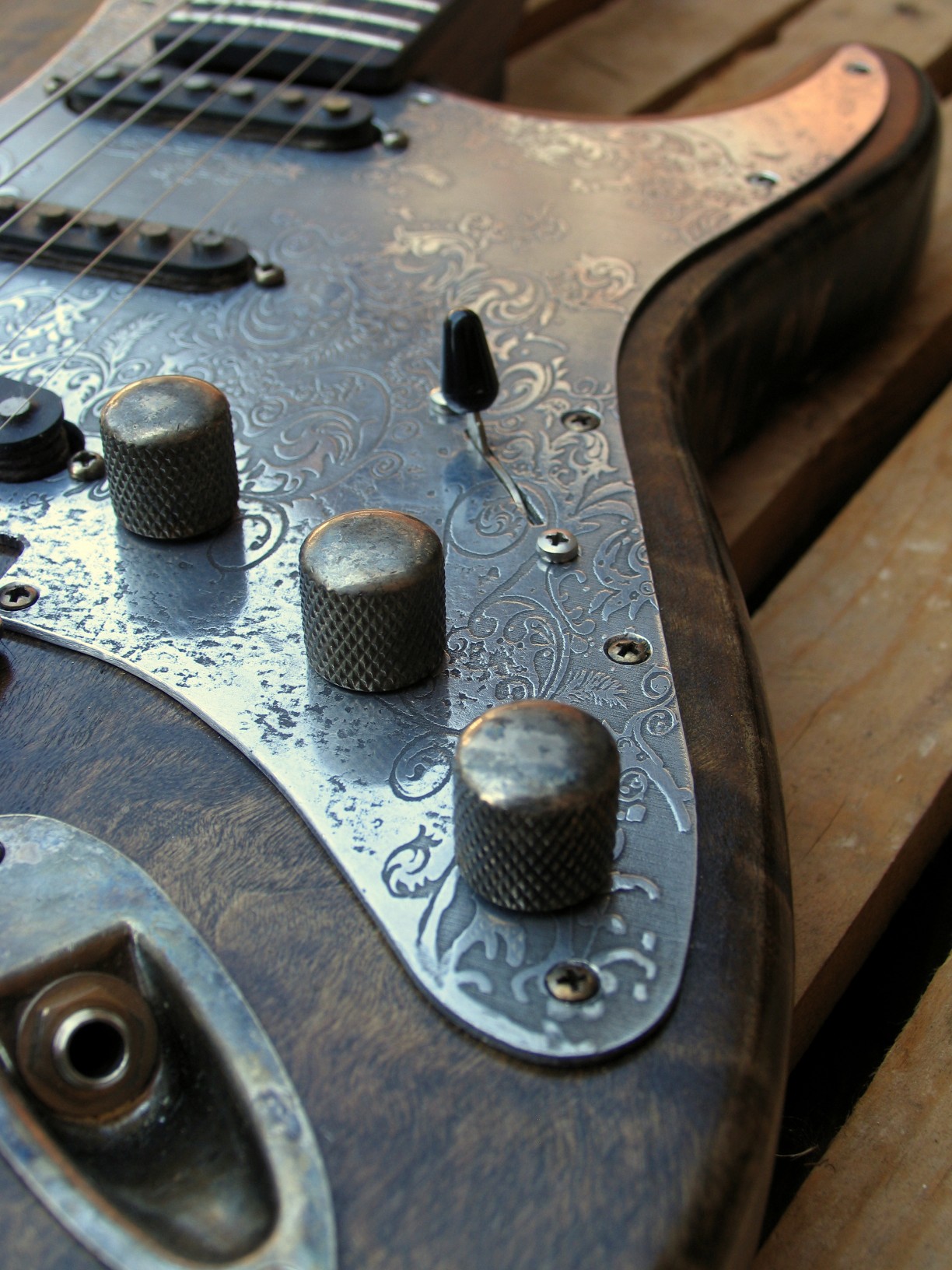 Battipenna inciso di una Stratocaster in pioppo