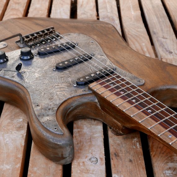 corpo chitarra con mascherina in alluminio