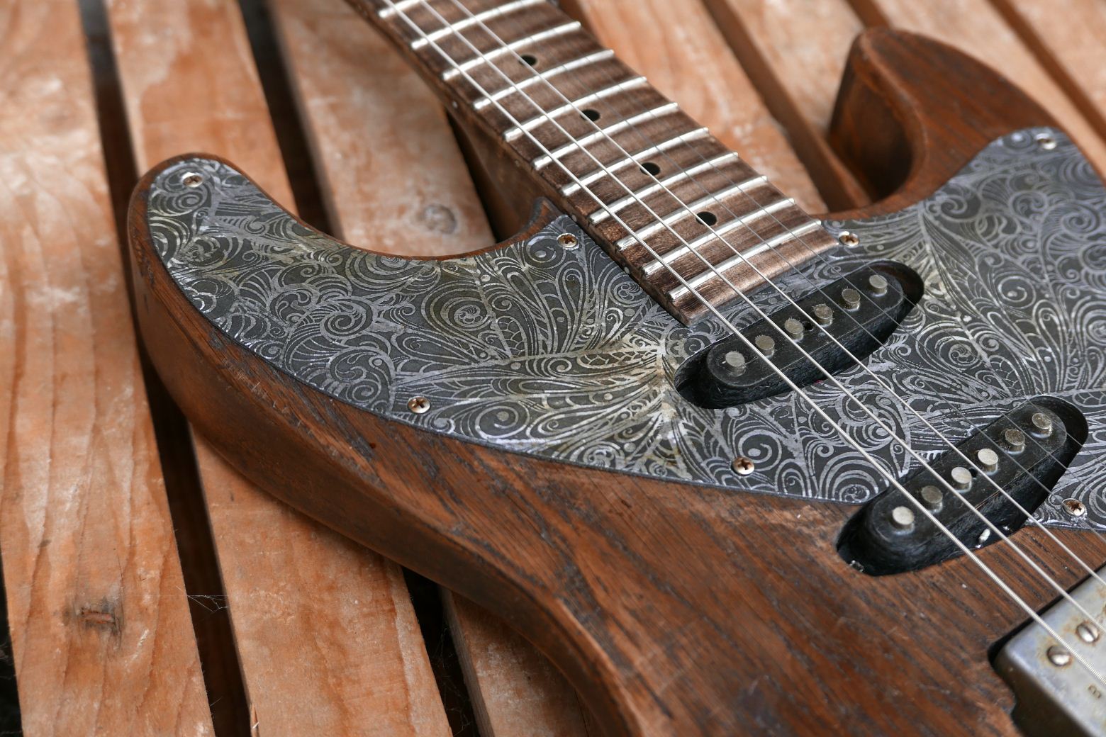 chitarra stratocaster battipenna alluminio