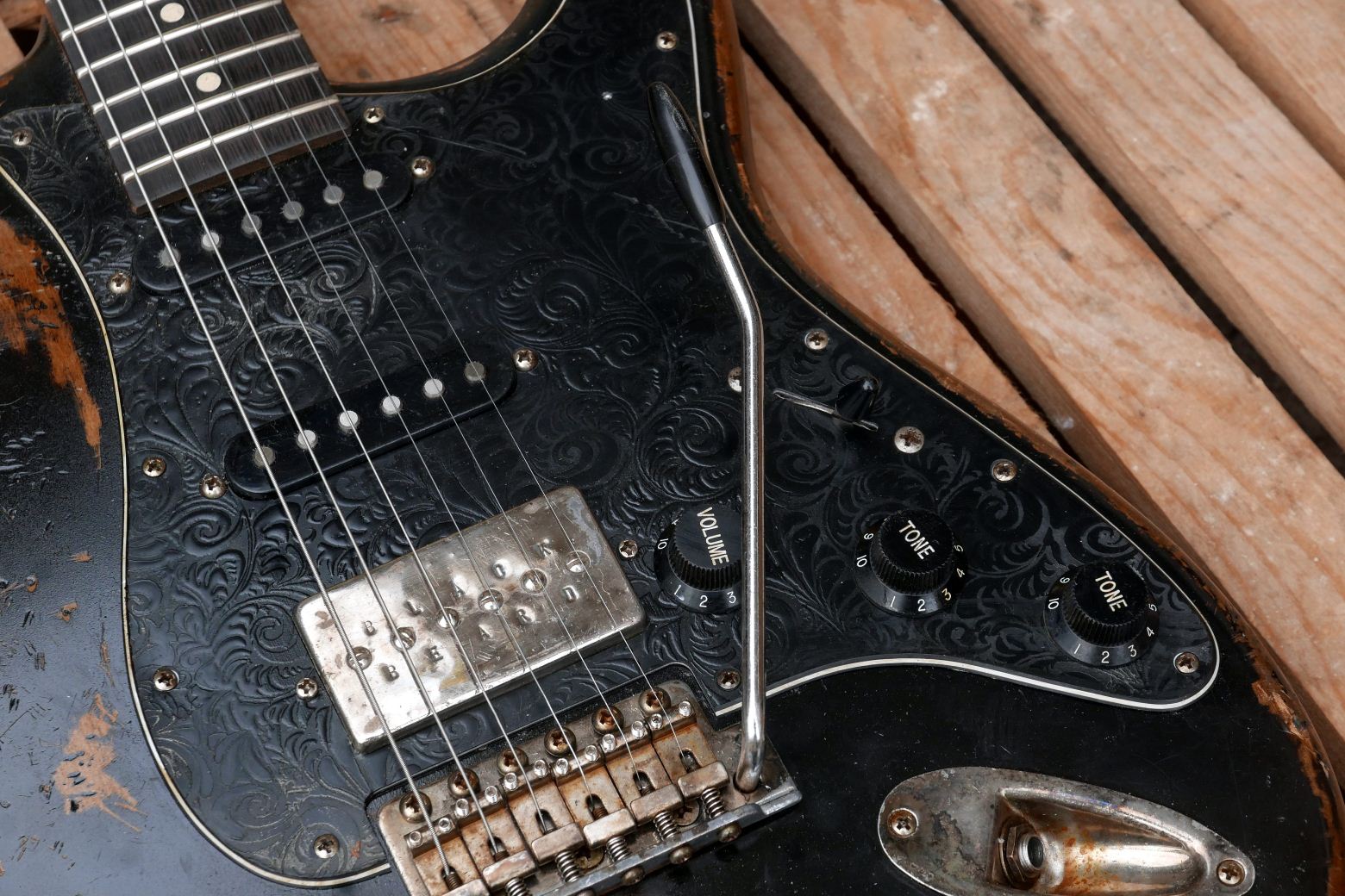 chitarra stratocaster battipenna inciso