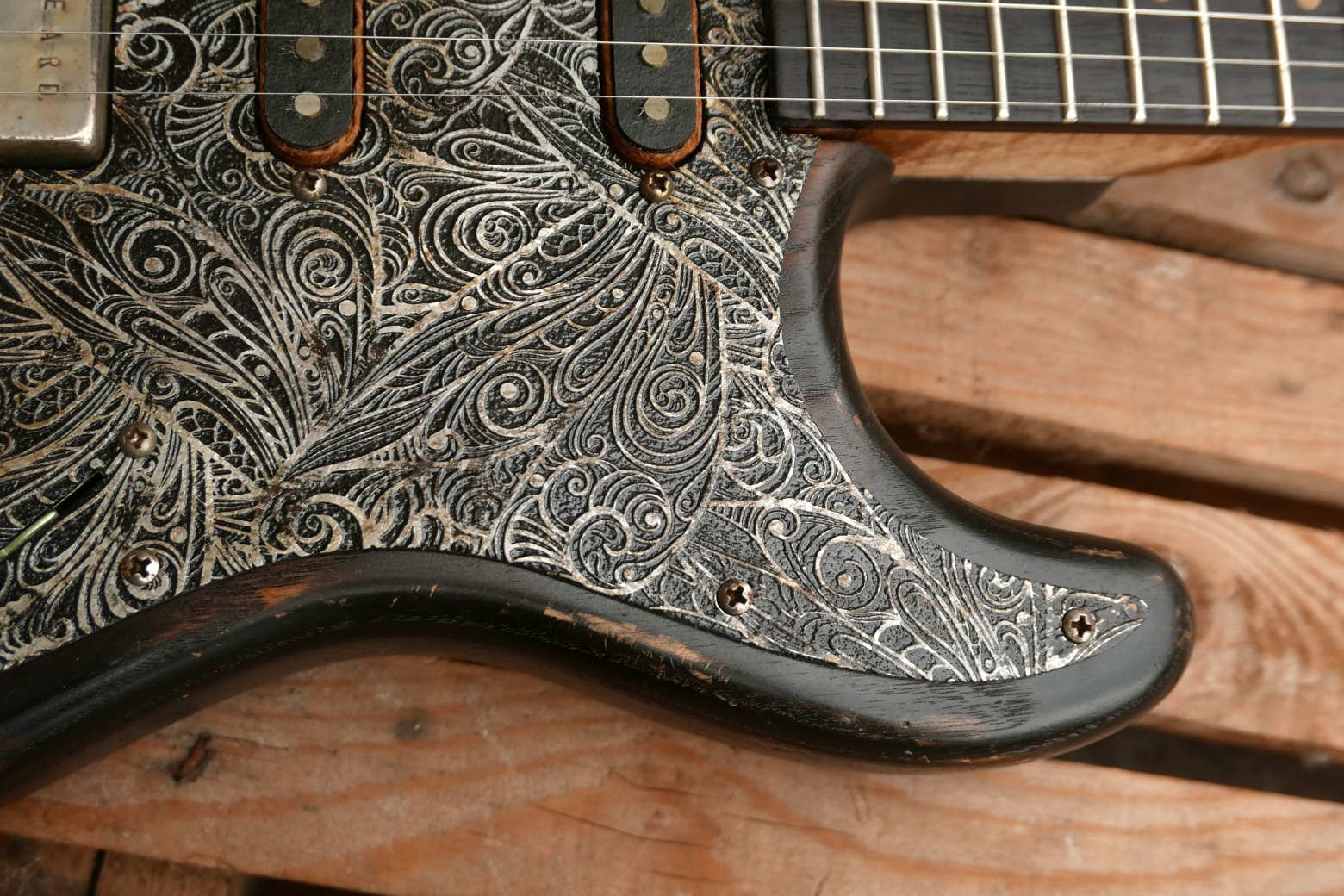 chitarra stratocaster battipenna alluminio inciso