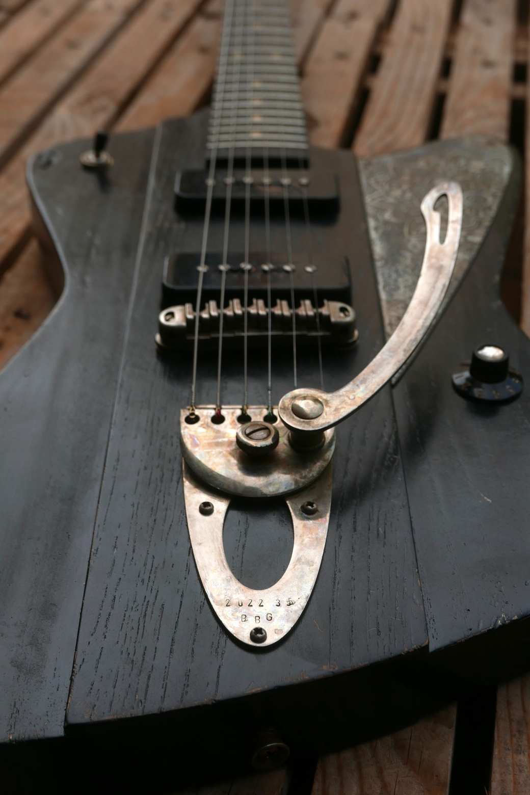 chitarra firebird tremolo system