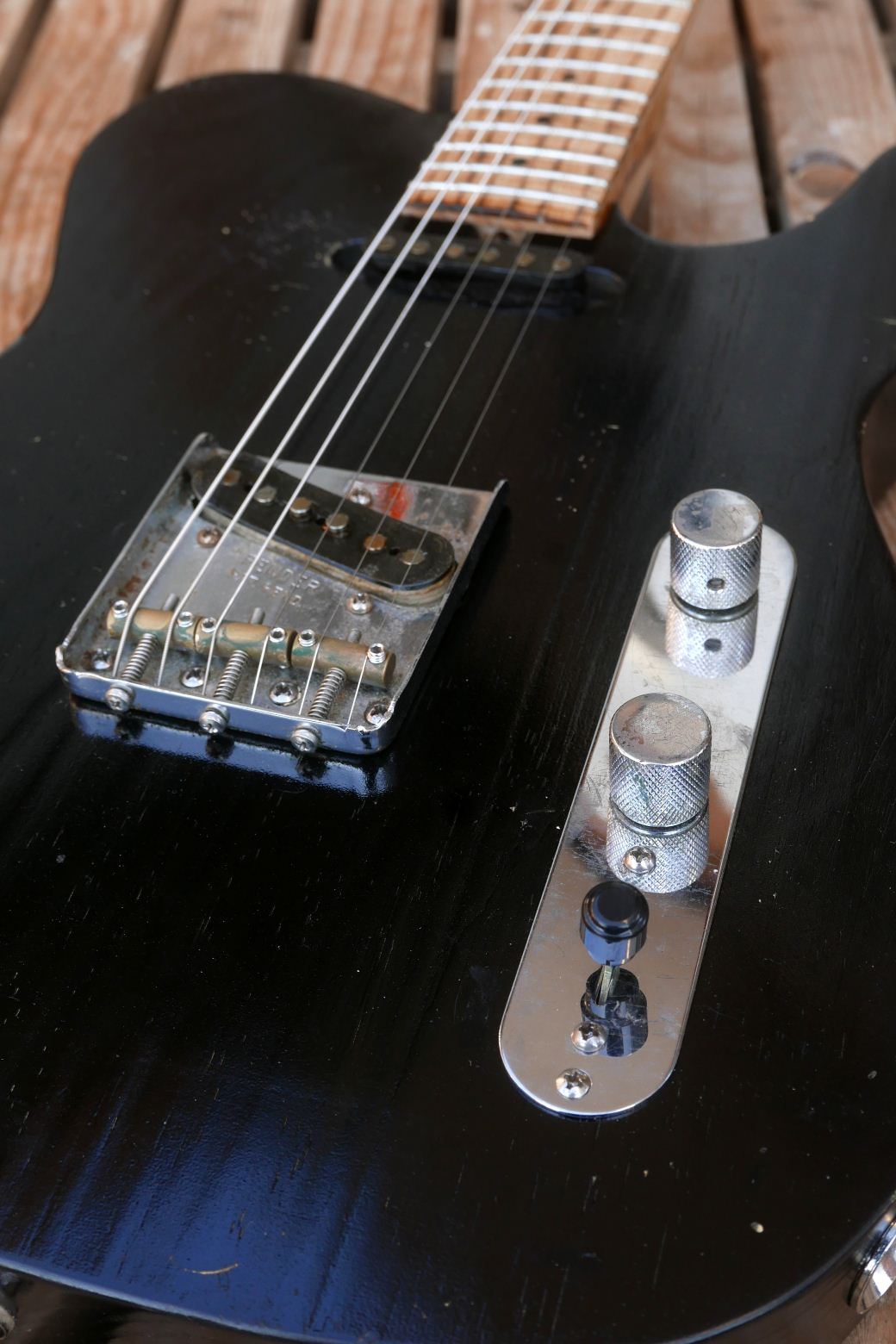 chitarra telecaster nera ponte e controlli