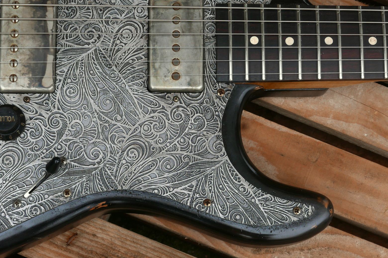 chitarra stratocaster battipenna alluminio