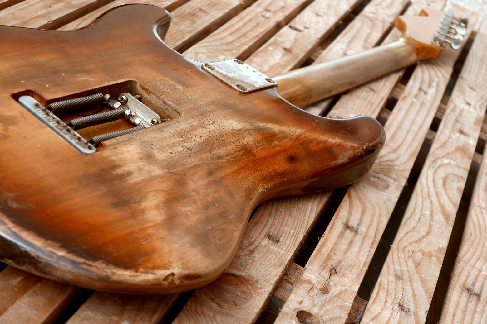 stratocaster guitar sunburst back contour