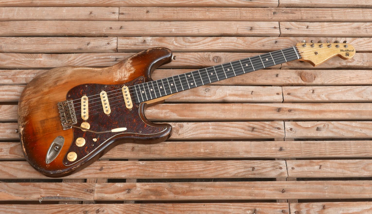 stratocaster guitar sunburst