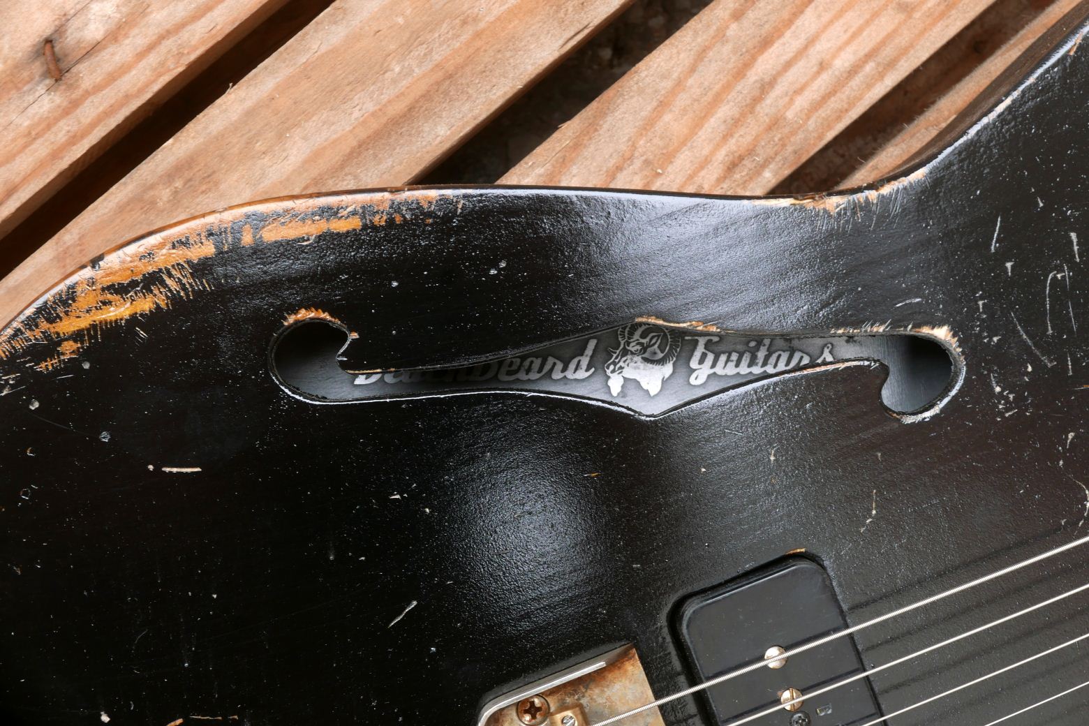 chitarra telecaster nera buca ad effe