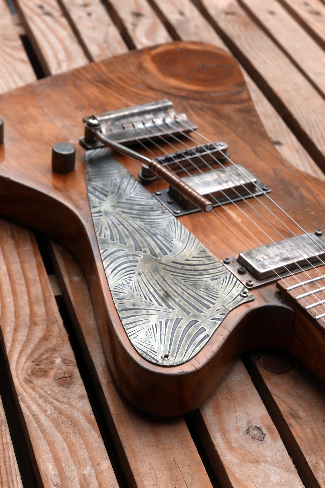 chitarra firebird battipenna alluminio inciso