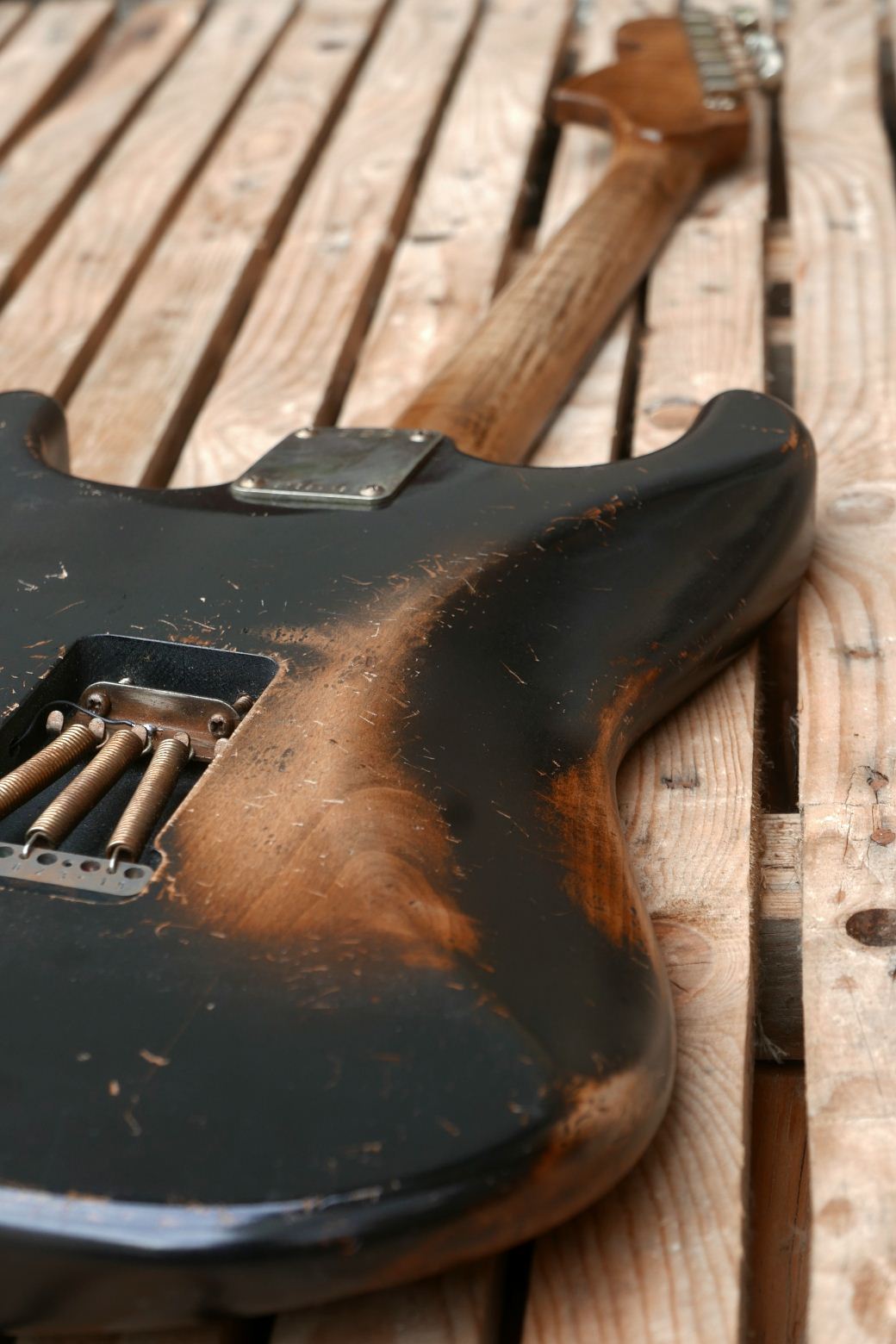 chitarra stratocaster nera contour