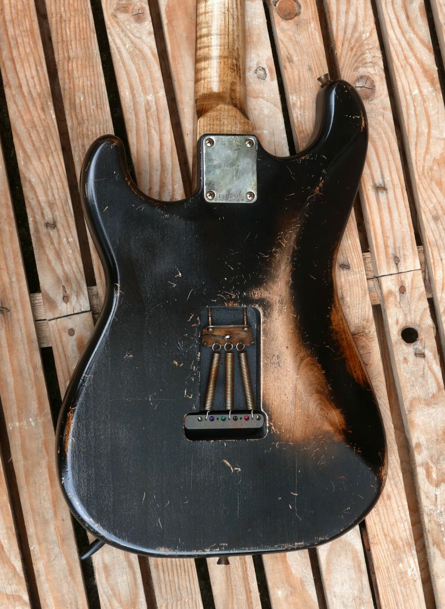 chitarra stratocaster nera retro body