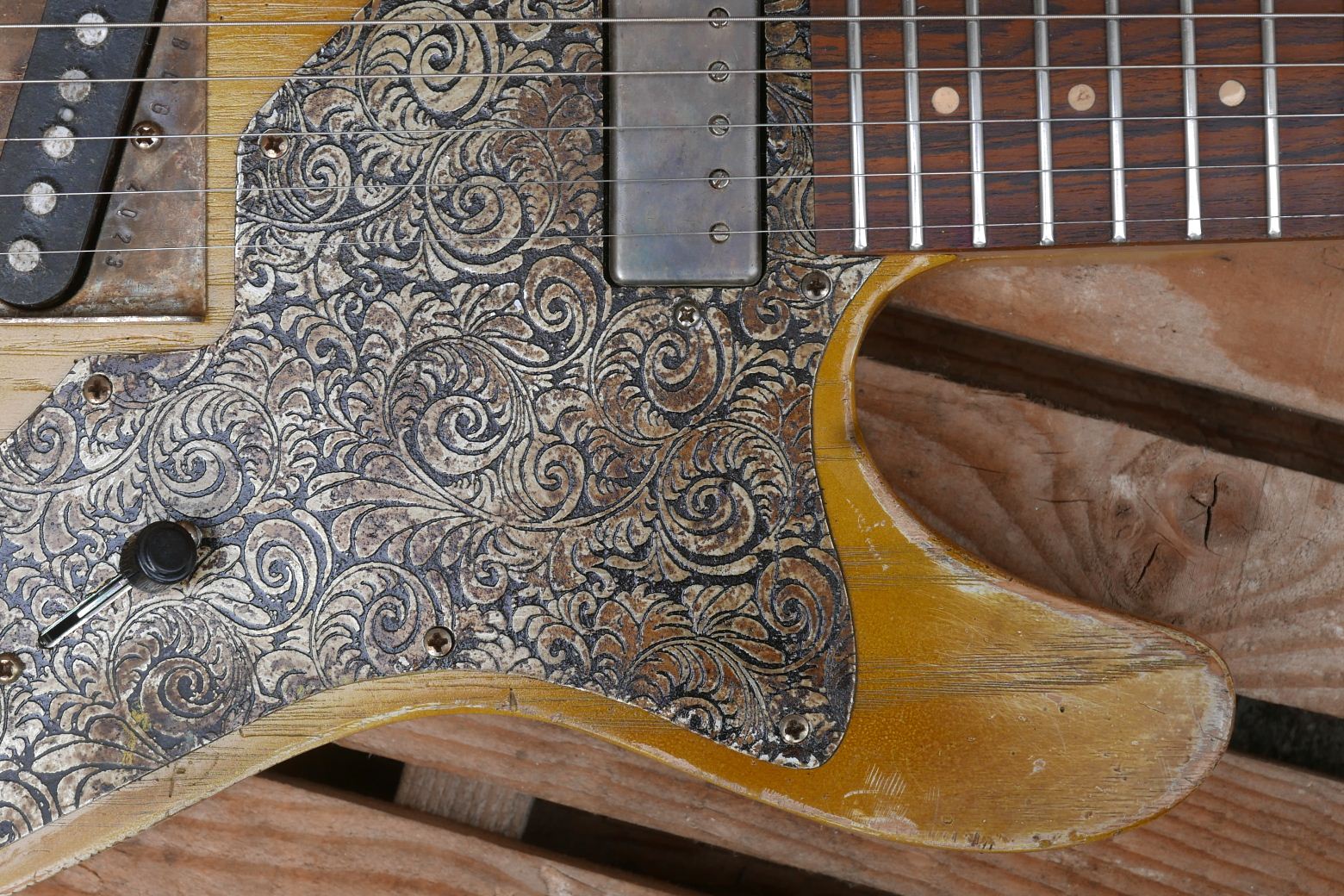 chitarra telecaster relic battipenna alluminio inciso