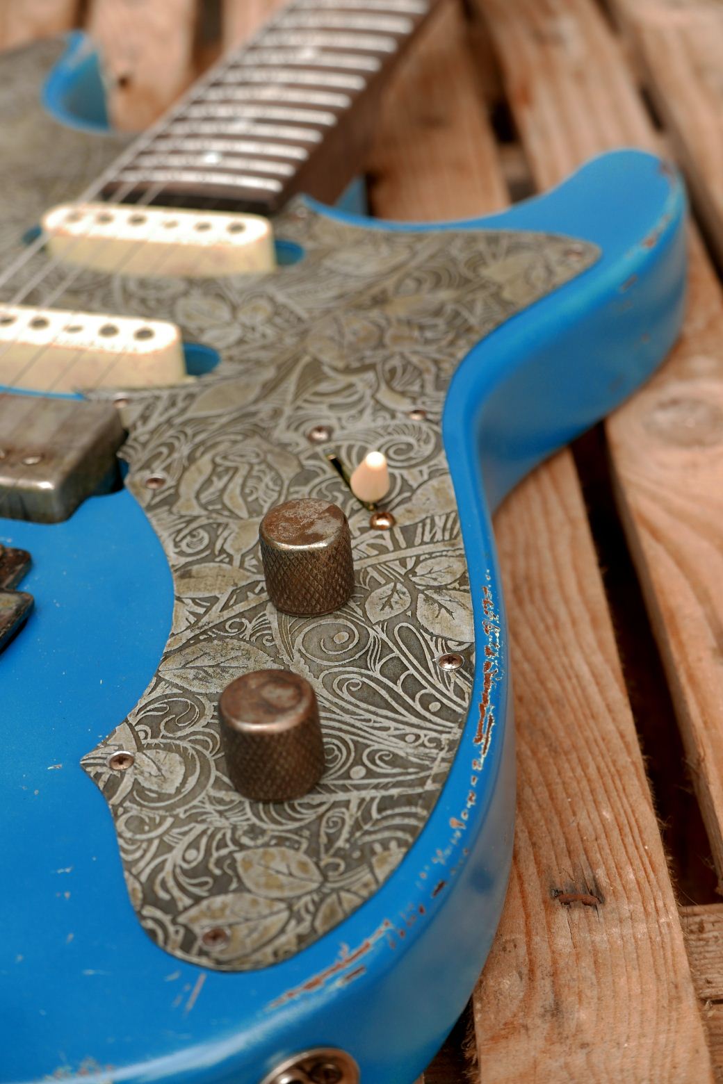chitarra stratocaster battièenna alluminio inciso