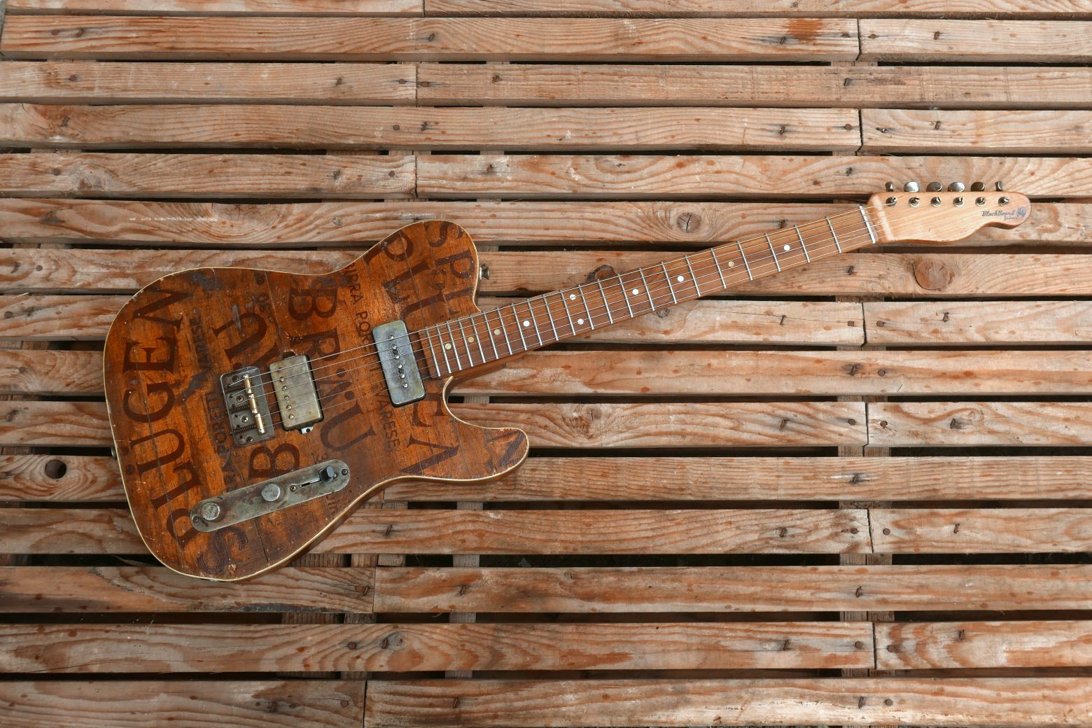 chitarra telecaster con vecchio top cassa di birra