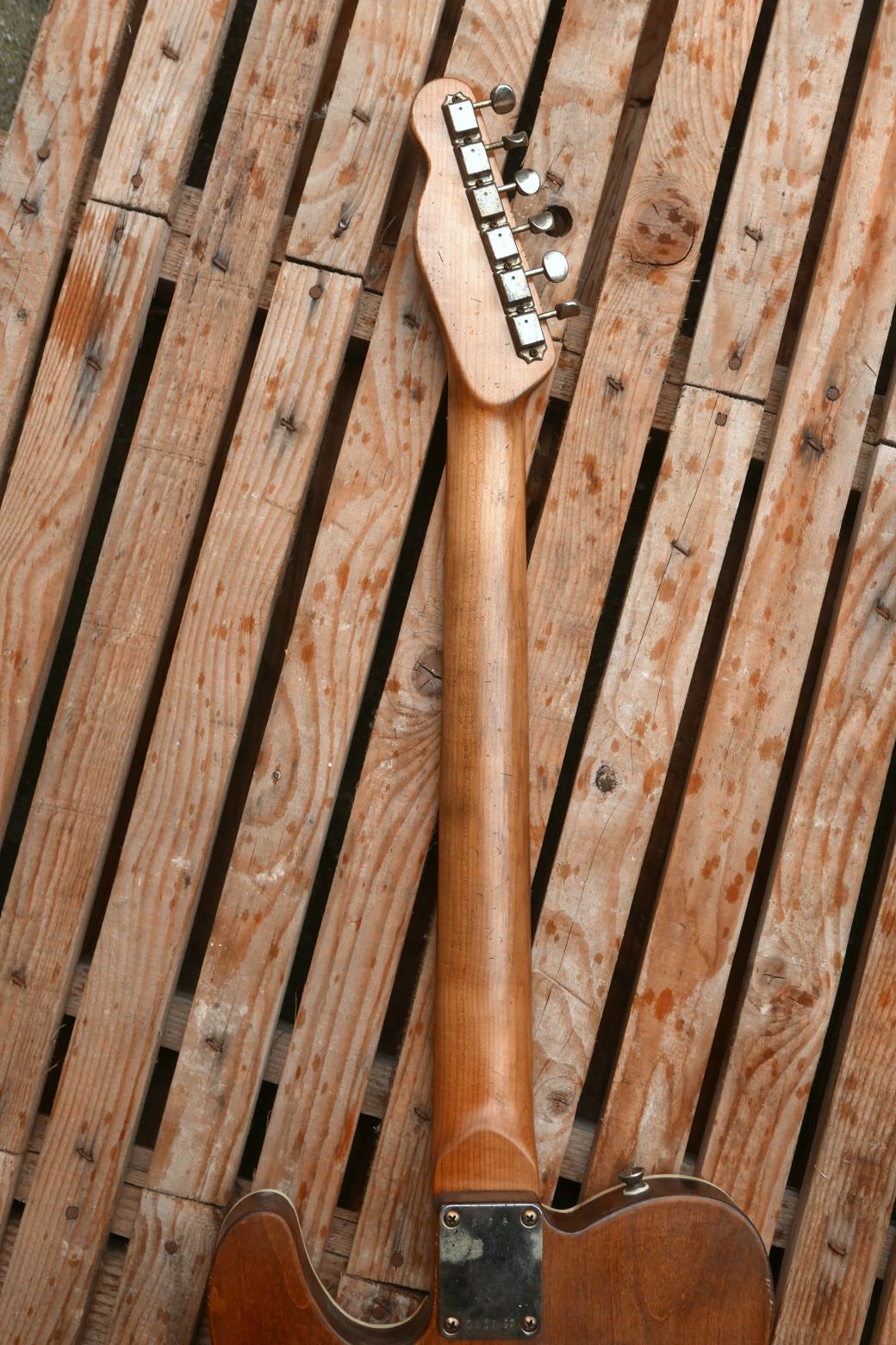 chitarra telecaster con vecchio top cassa di birra retro manico